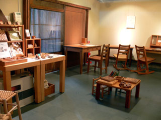 木の机と椅子展