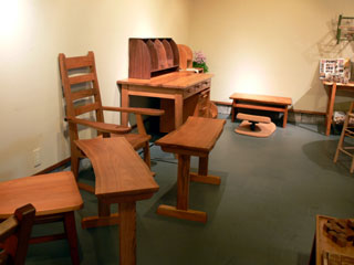 木の机と椅子展