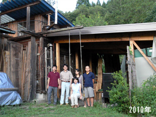 小川村の工房前で家族写真