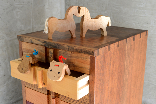 無垢の木のテーブル